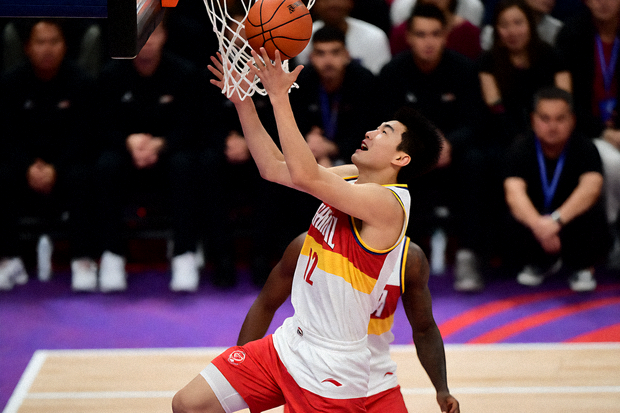 NBA篮球比赛现场球员在篮下完成上篮的瞬间